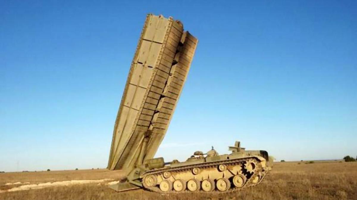 Un vehículo lanzapuentes, en este caso sobre cadenas.