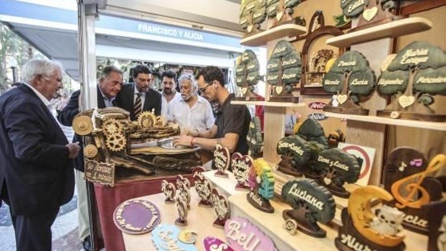 La artesanía local se vende en la Explanada