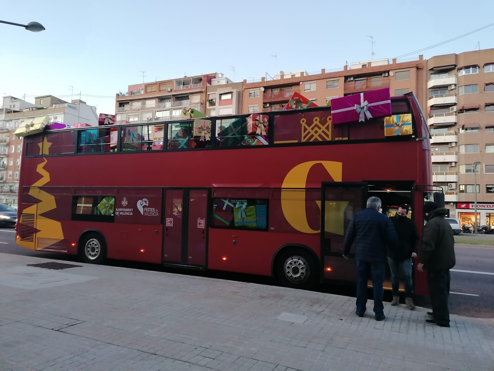 Los Reyes Magos llegan a la recepción en el Ayuntamiento de València