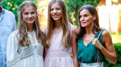 Entramos en el armario compartido de Letizia, Leonor y Sofía: todas las veces que la reina ha intercambiado prendas y joyas con sus hijas