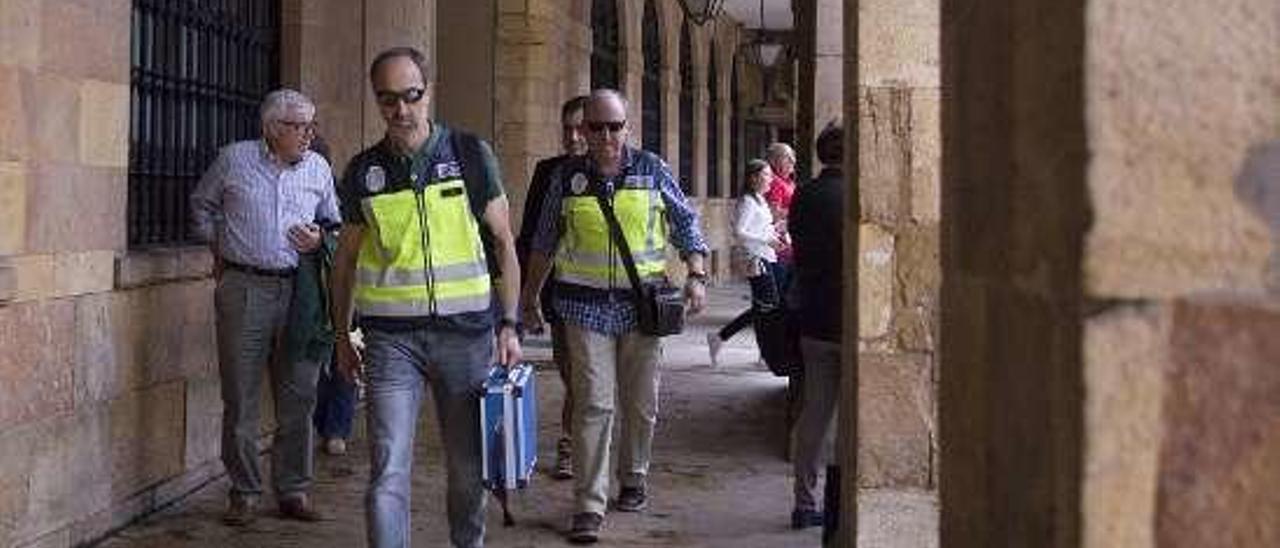 Los agentes de la UDEF, en el Ayuntamiento.