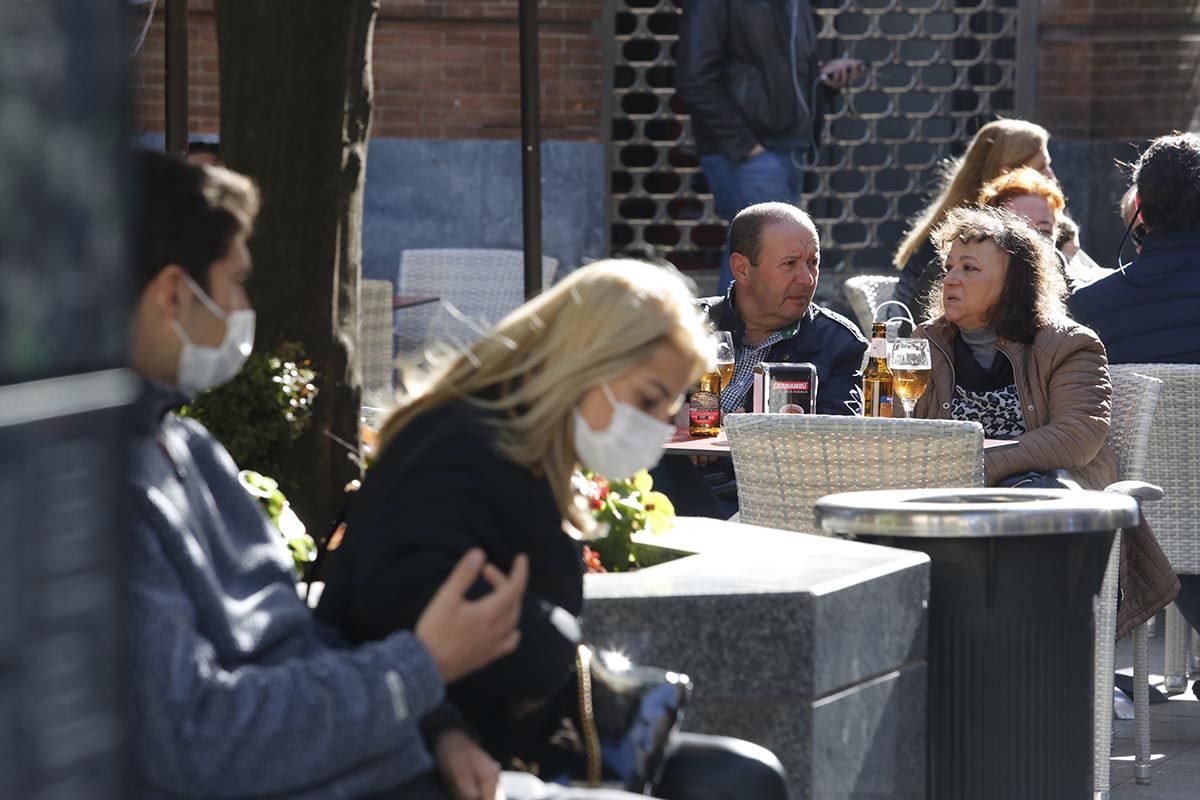 El buen tiempo llena las calles del casco y del centro