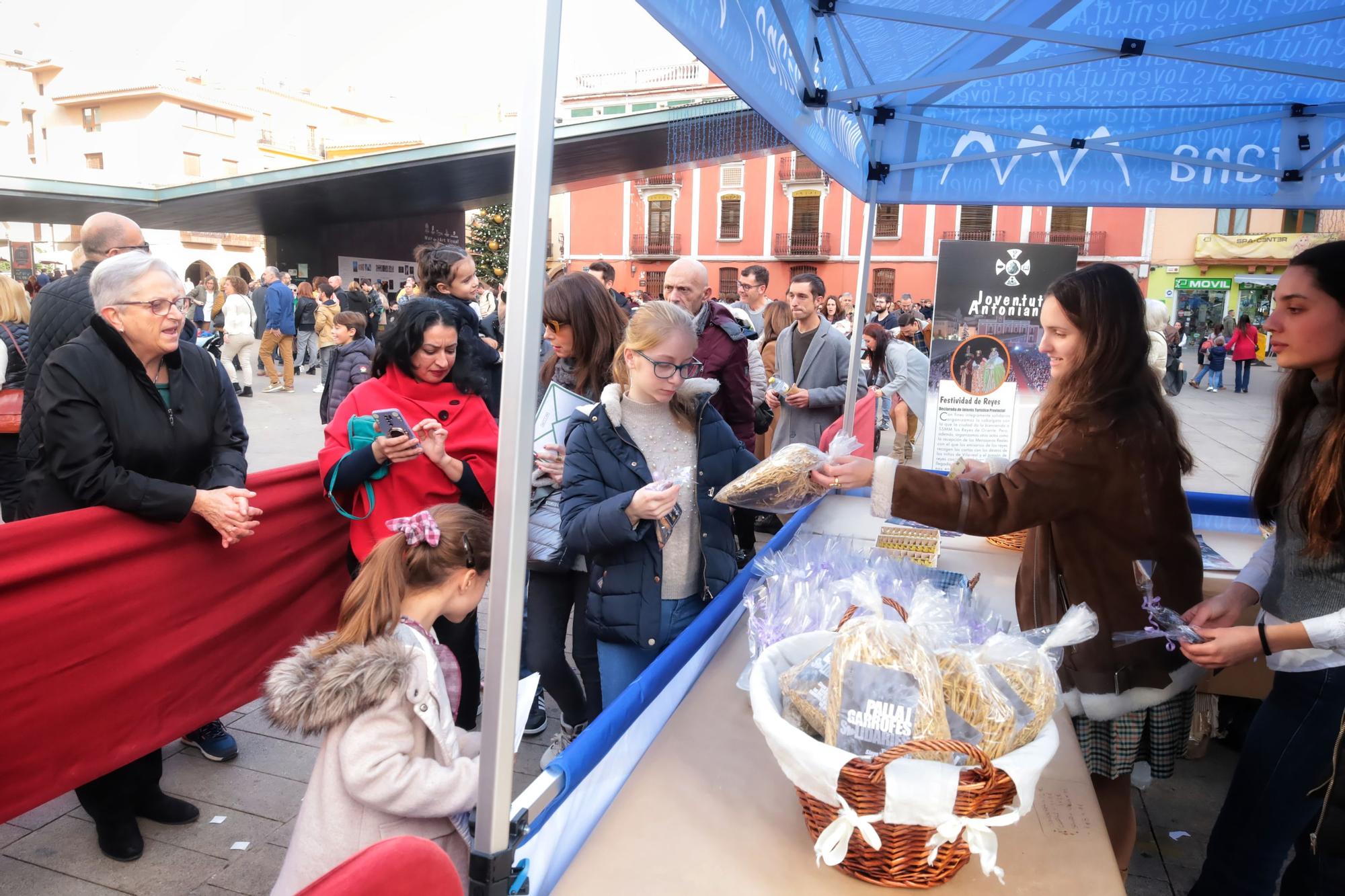 Multitudinaria entrega de las cartas de los niños de Vila-real a los pajes reales