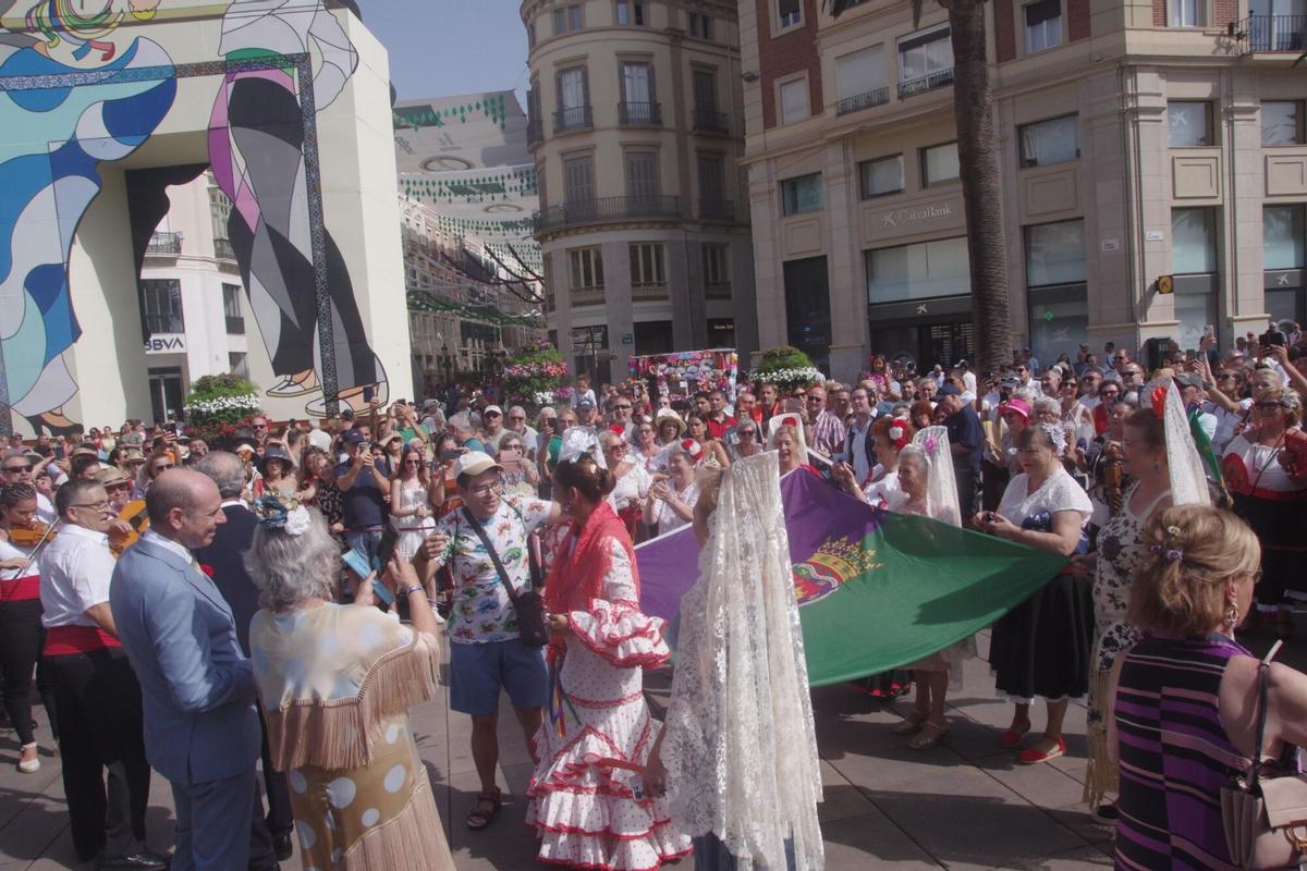 Málaga peregrina ante la Victoria para comenzar su Feria