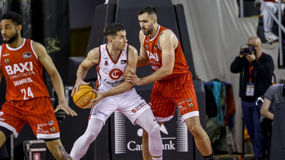 Sulejmanovic defiende la posición ante Cate durante el partido en Manresa.