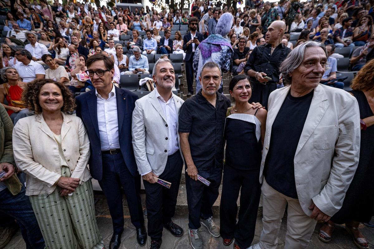 Sònia Hernández, consellera de Cultura; Salvador Illa, President de la Generalitat; Jaume Collboni, alcalde de Barcelona; Julio Manrique, director del Teatre Lliure; Leticia Martín, directora del Teatre Grec y Xavier Marcè, regidor de cultura