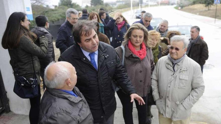 El alcalde, ayer, con algunos vecinos, durante la apertura de la calle. carlos pardellas