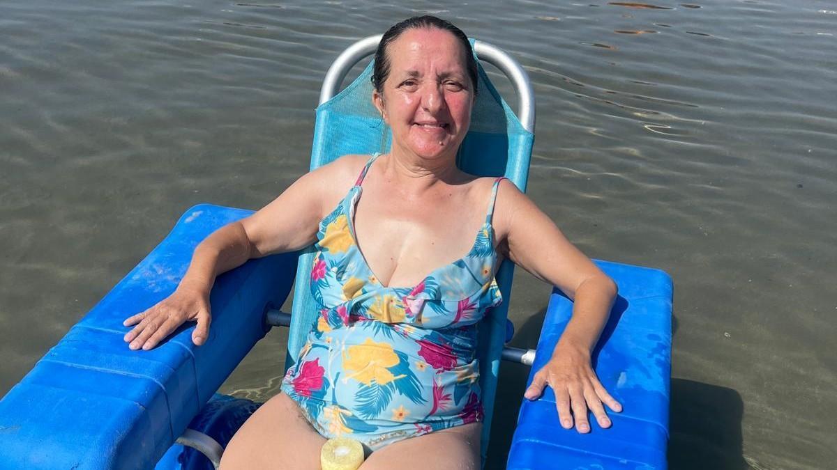 Julia Guillamón, en la playa del Pinar.