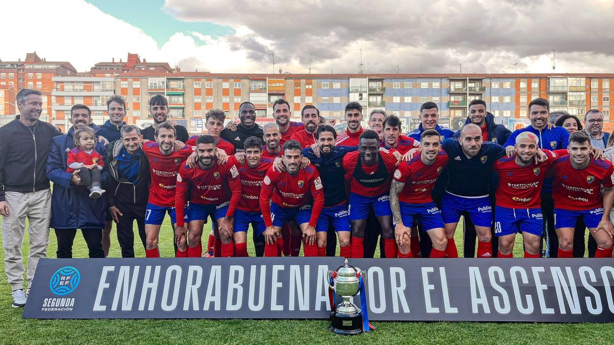 Los jugadores del Teruel posan con el trofeo de campeones de Segunda RFEF en el partido de este sábado.