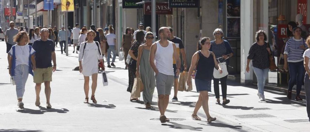 La normalidad caracteriza a las calles de Pontevedra desde hace meses. Gente caminando por el centro de la ciudad ayer.  // PABLO HERNÁNDEZ