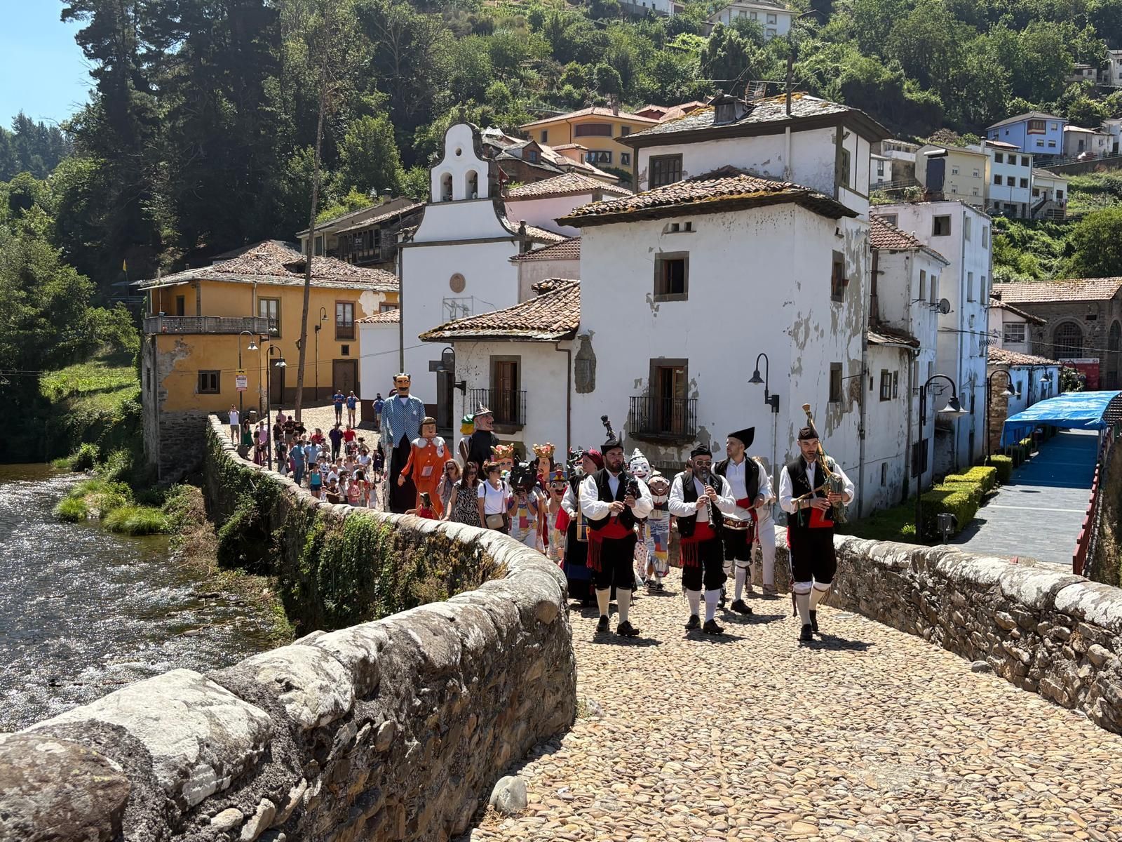 Los gigantes y cabezudos llenan de color y música Cangas del Narcea