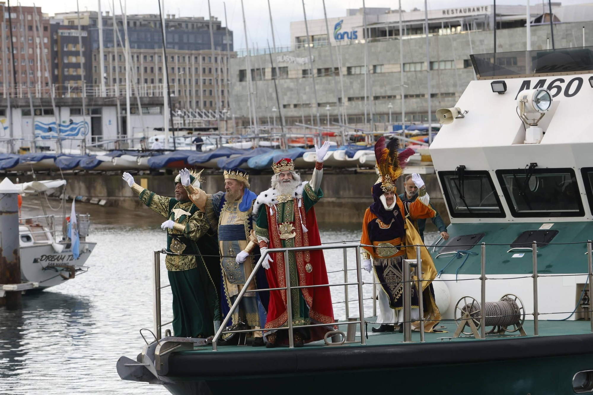 En imágenes: Los Reyes Magos desembarcan en Gijón