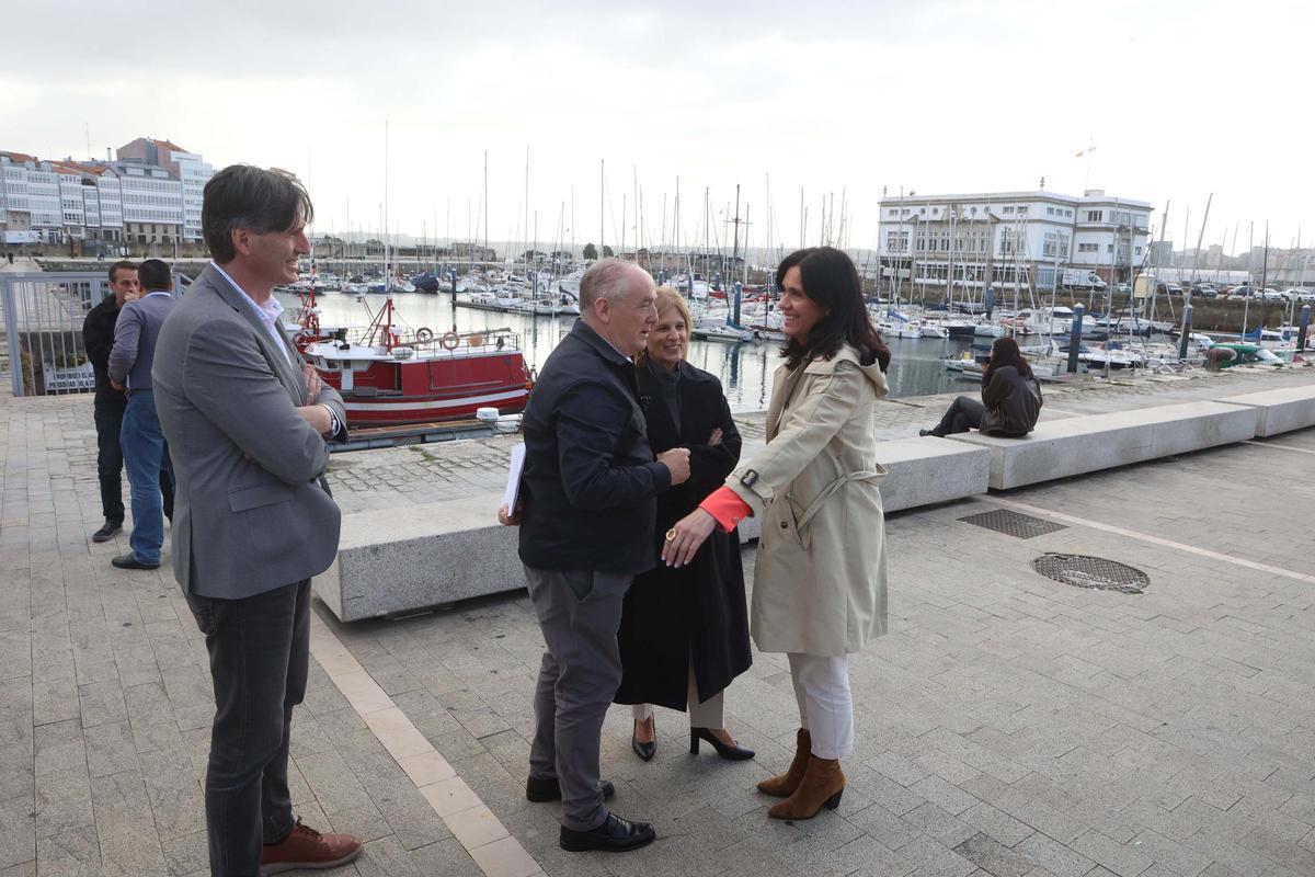Recorrido por la Marina de Paula Prado, Miguel Lorenzo y la presidenta de la FEMP