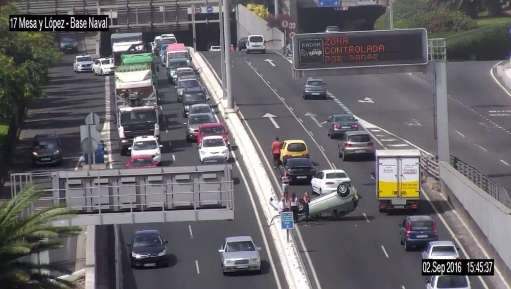 Dos vuelcos bloquean la Avenida Marítima