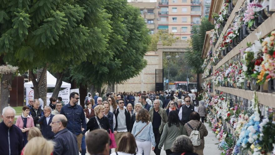 El día de Todos los Santos llena de flores el cementerio de València