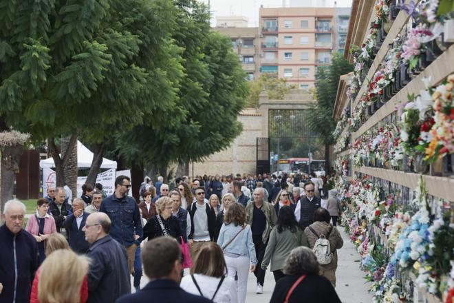 El día de Todos los Santos llena de flores el cementerio de València