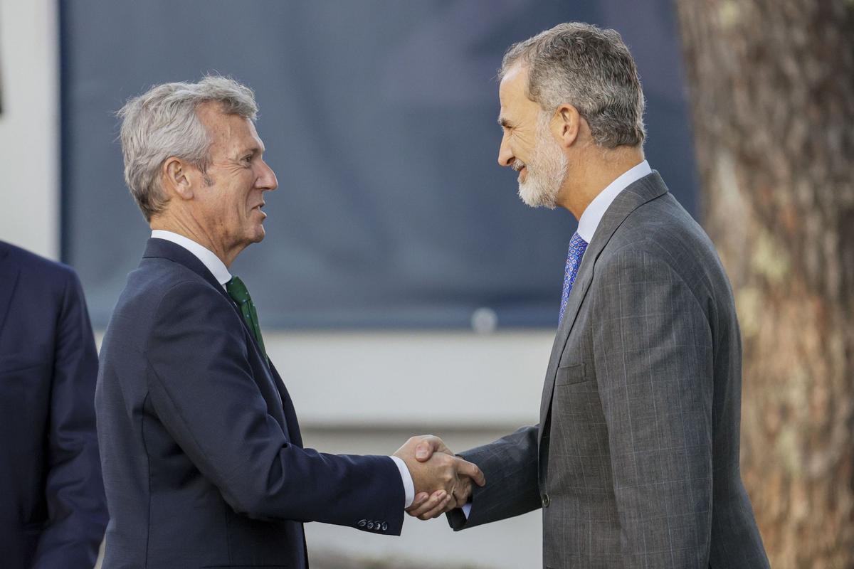 Alfonso Rueda y el Rey Felipe VI en el Foro La Toja 2022.