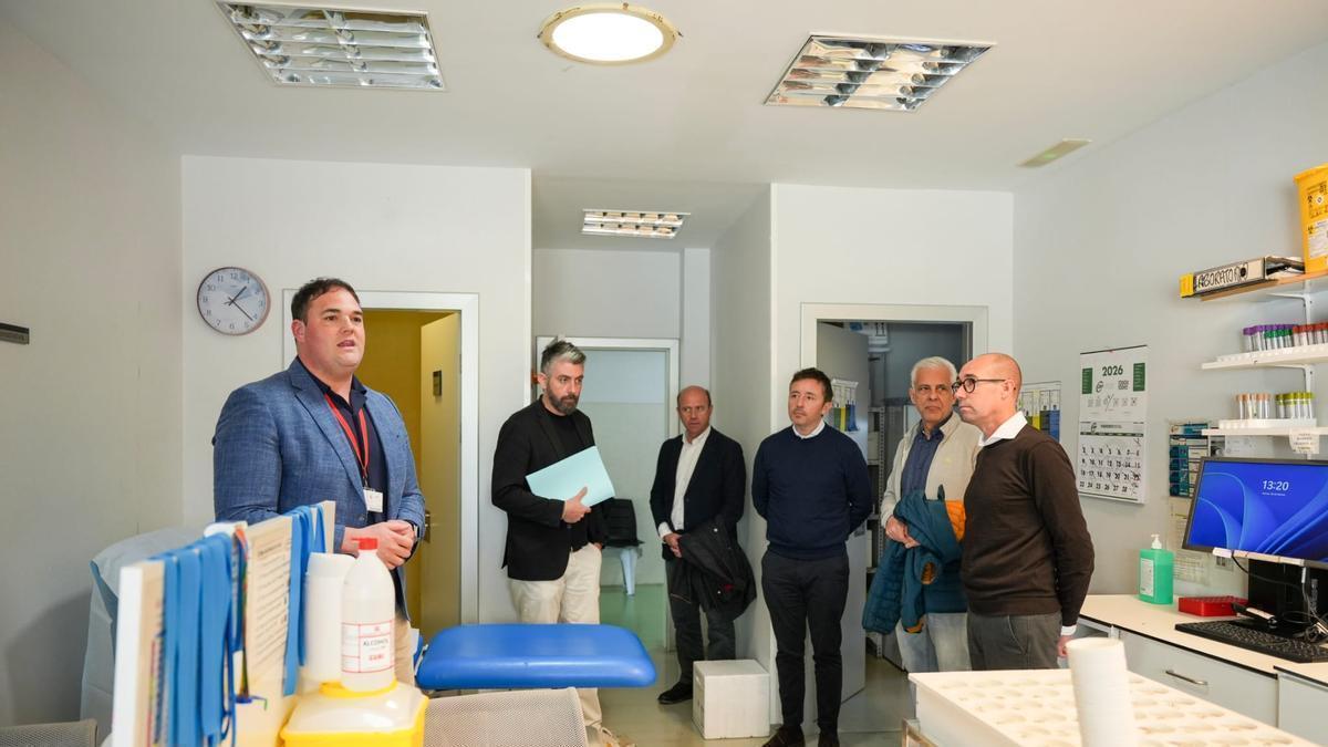 La comitiva visitando la sala de extracciones del Hospital