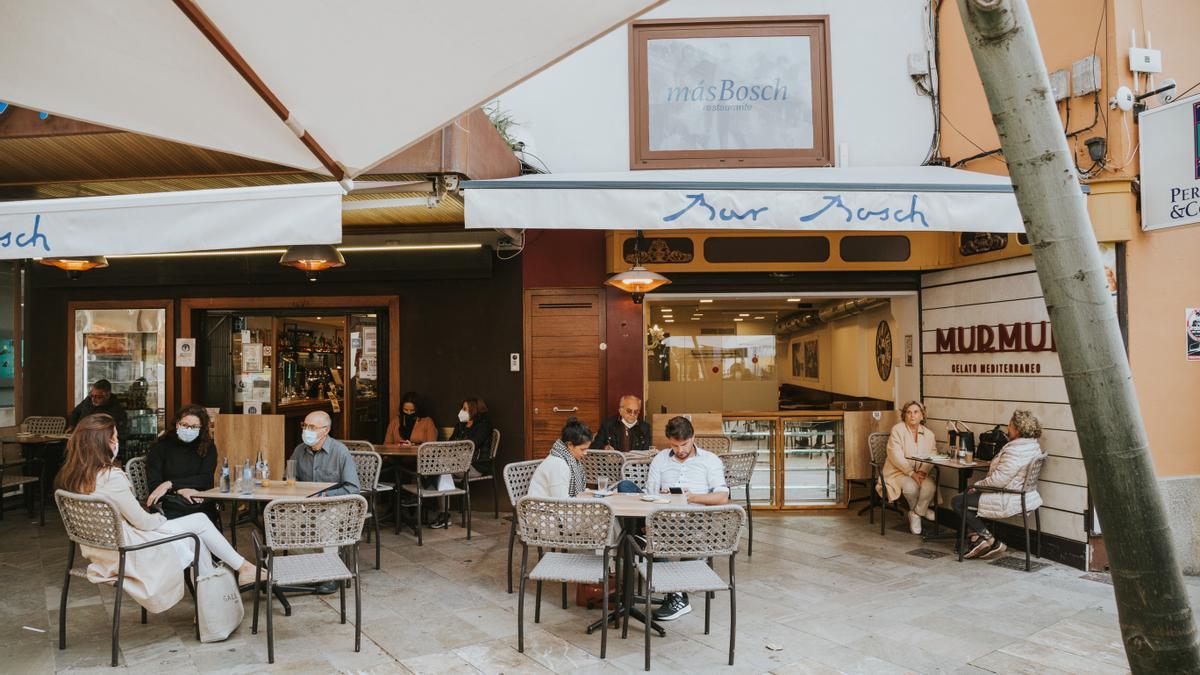 Palma llena las terrazas de los bares en el primer día de nuevas restricciones