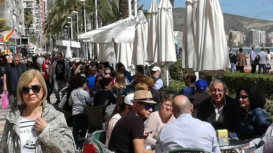 Llenazo de terrazas en un paseo marítimo atiborrado.