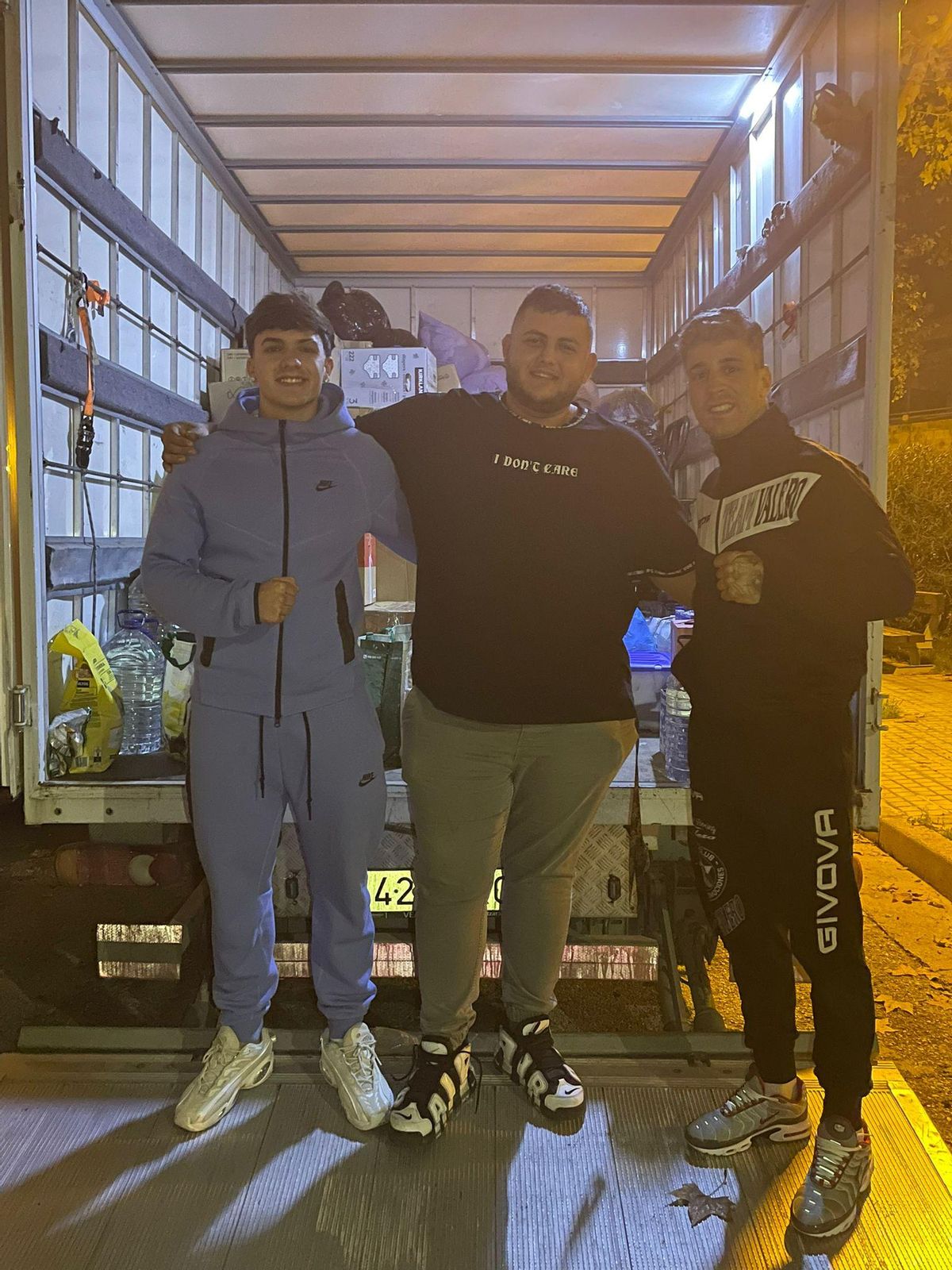 Jonathan Valero, a la derecha, junto a sus dos compañeros de viaje: Amir y Richi