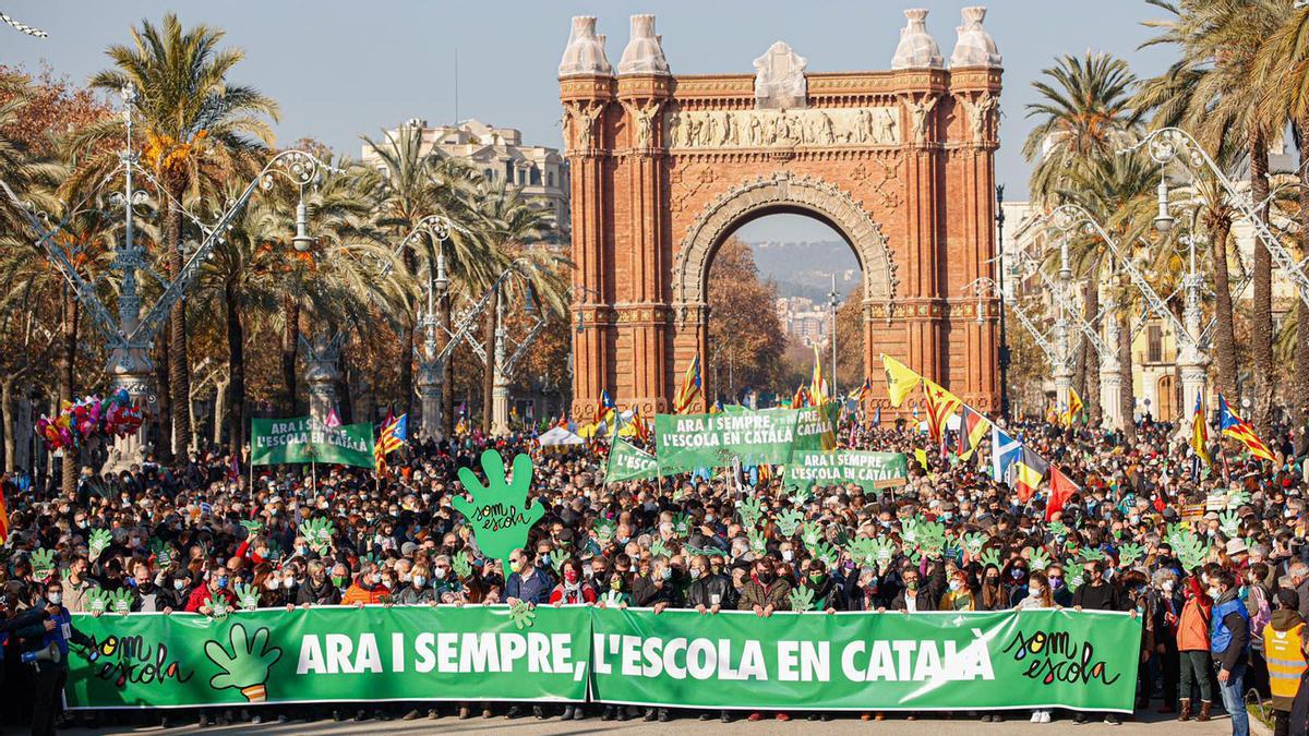 Milers de persones protesten contra la «intrusió» dels tribunals en el model d’escola catalana