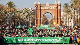 Decenas de miles de personas protestan contra la "intrusión" de los tribunales en el modelo de escuela catalana