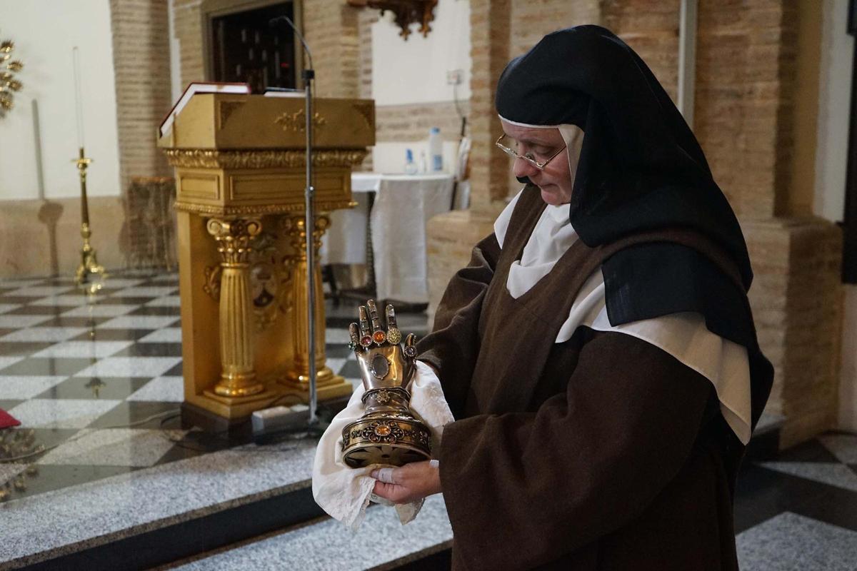 Sor Jennifer, monja del Convento de las Carmelitas Descalzas de Ronda, con la mano incorrupta de Santa Teresa de Jesús