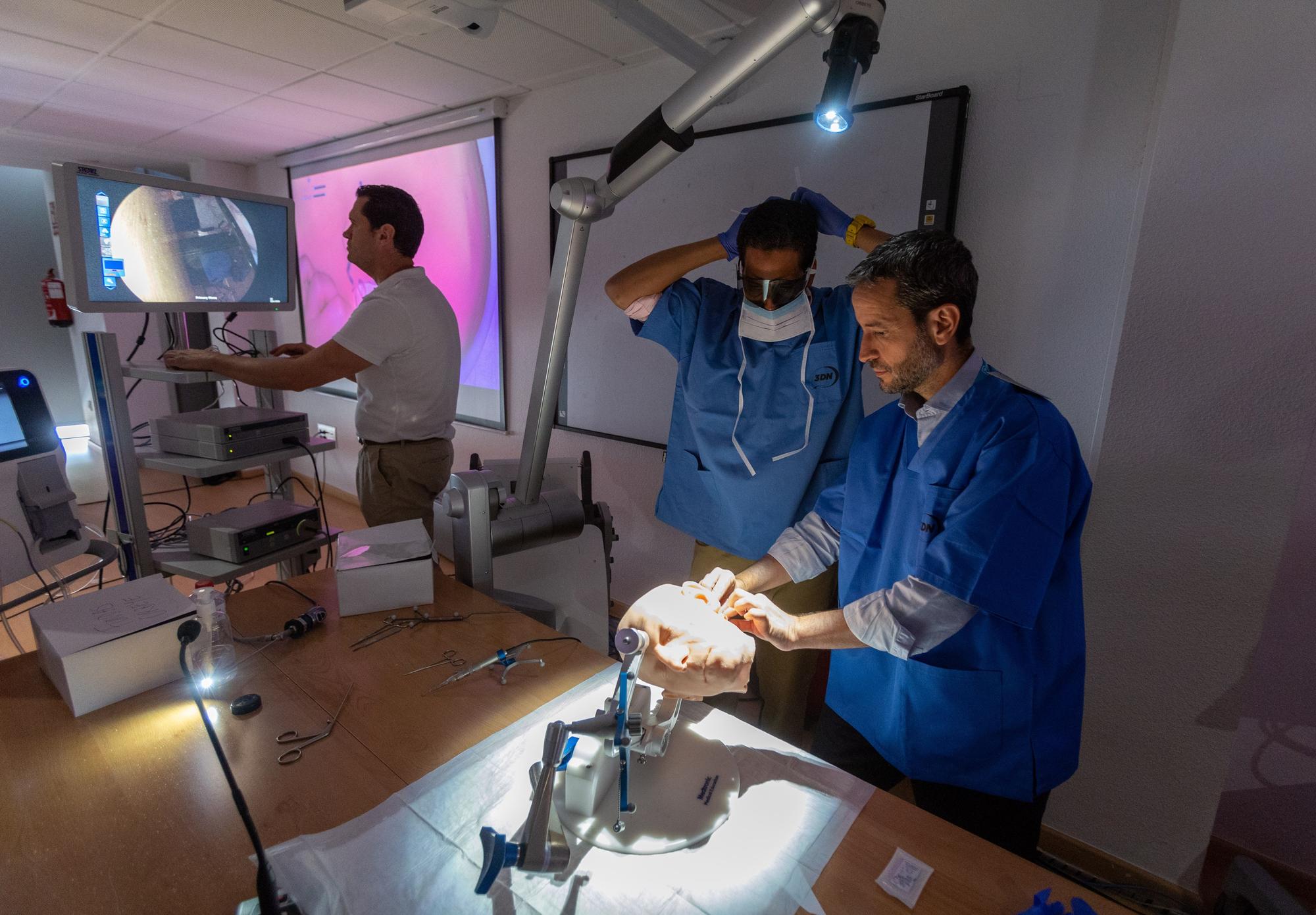 Cabezas realistas para entrenar la cirugía de tumores cerebrales en Alicante