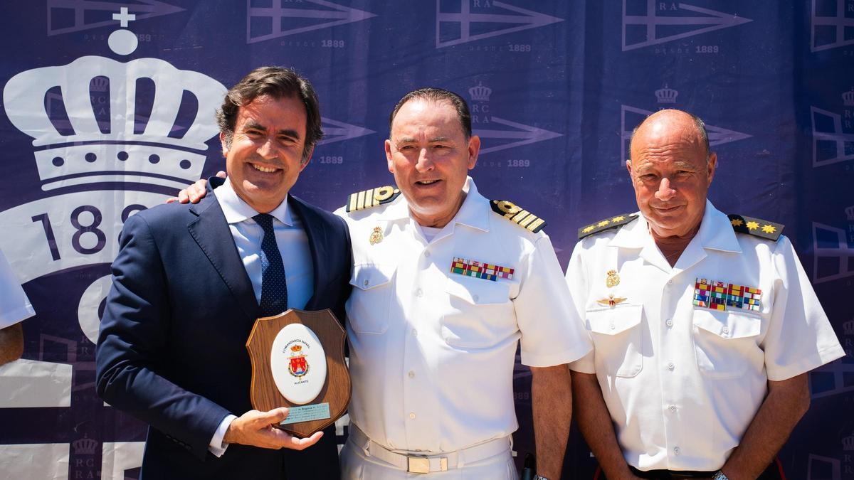 Miguel López, Joaquín Vegara y Juan Bosco.