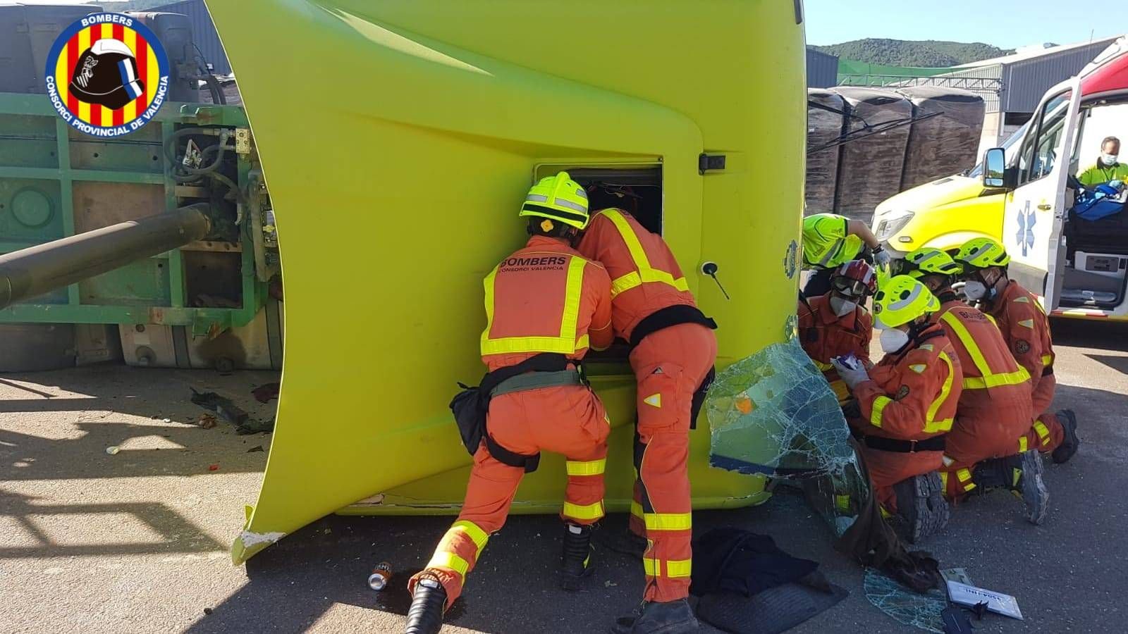 Excarcelan al conductor de un camión tras volcar en el polígono de Moixent