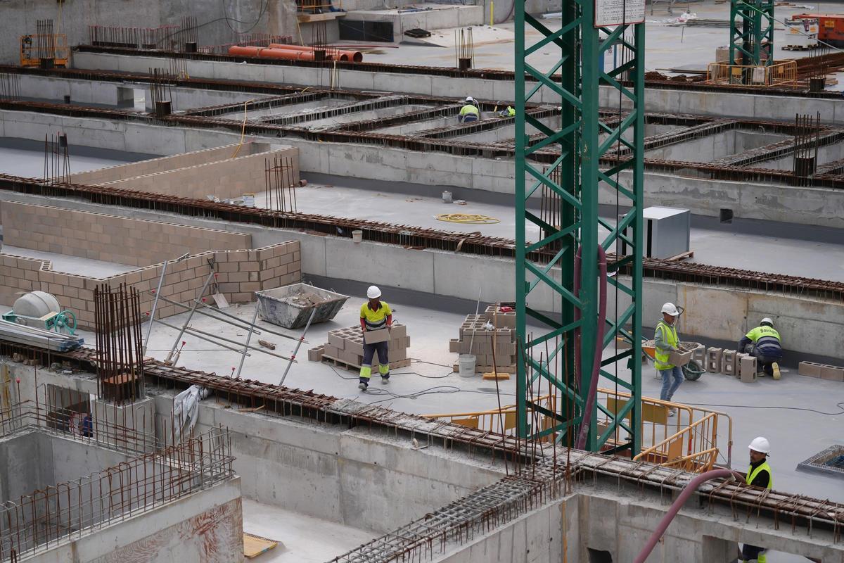 Varios trabajadores en unas obras