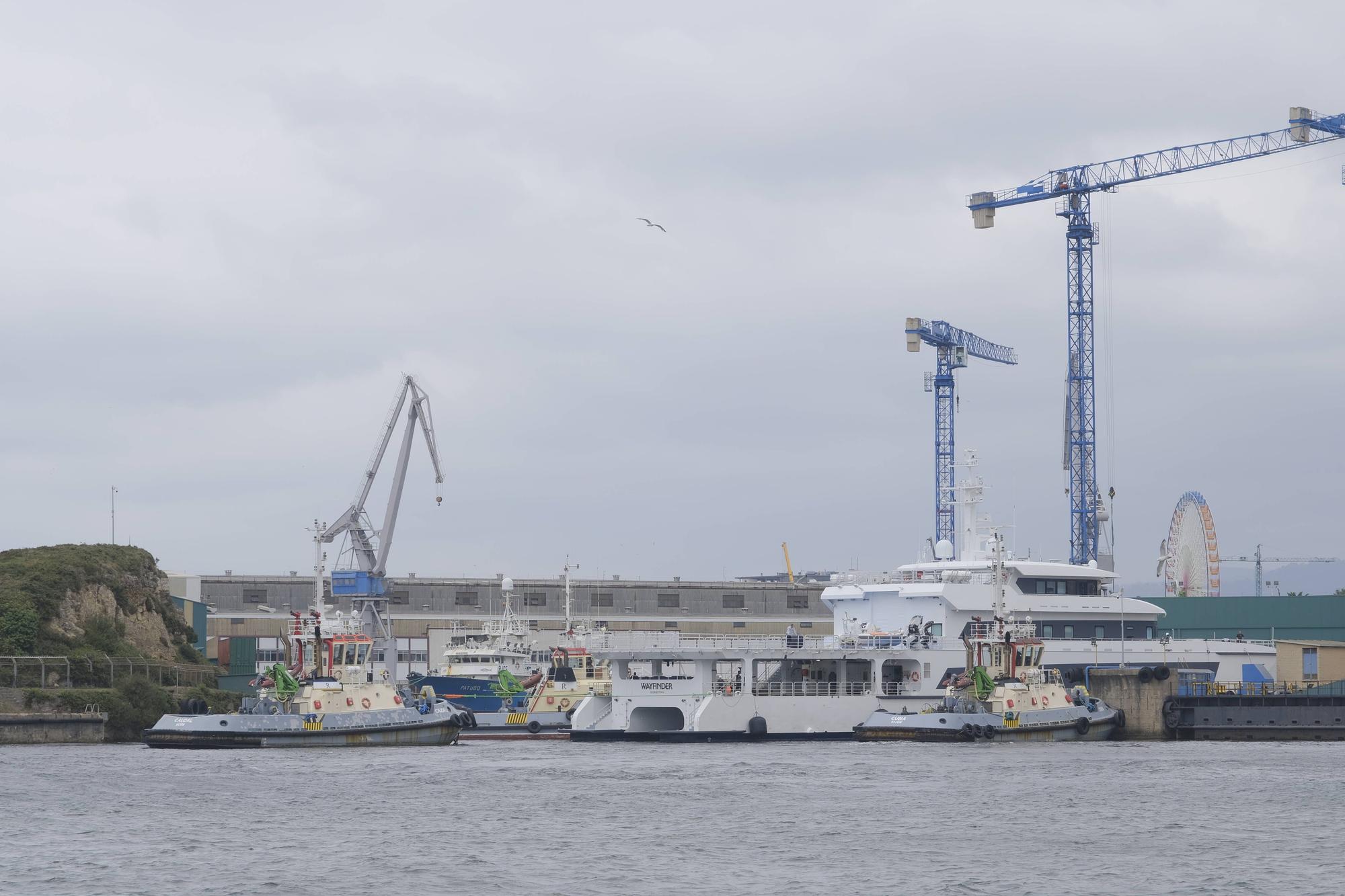 El yate auxiliar de Bill Gates ya está a flote en Gijón: así fueron las pruebas (en imágenes)