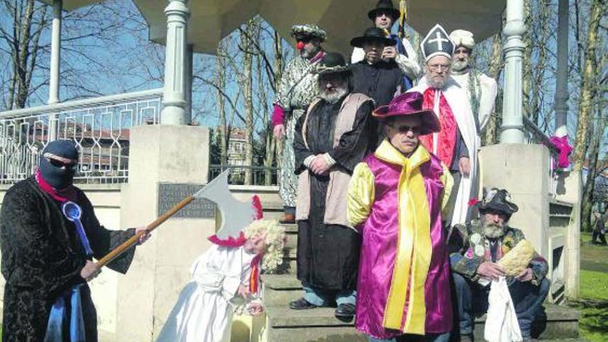 Los integrantes de la Cofradía del Santo Entierro de la Sardina, ayer, en el parque de Ferrera.