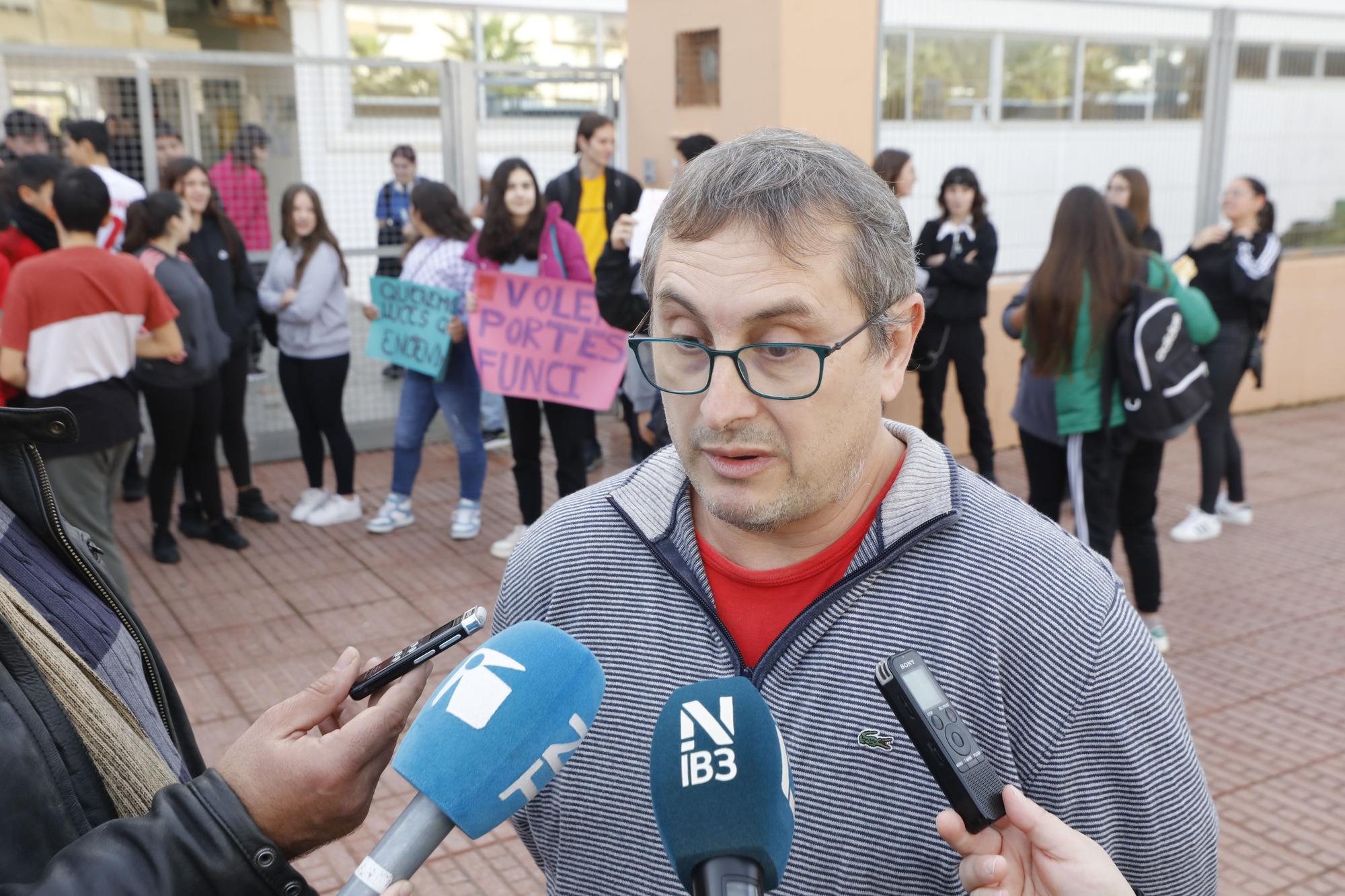 Los alumnos del IES Xarc protestan para exigir unas condiciones dignas