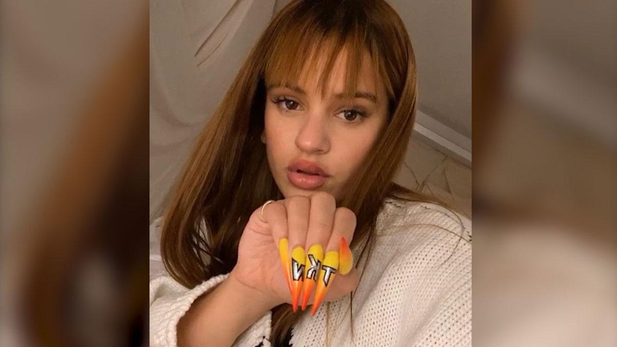 Rosalía vuelve a presumir de manicura personalizada