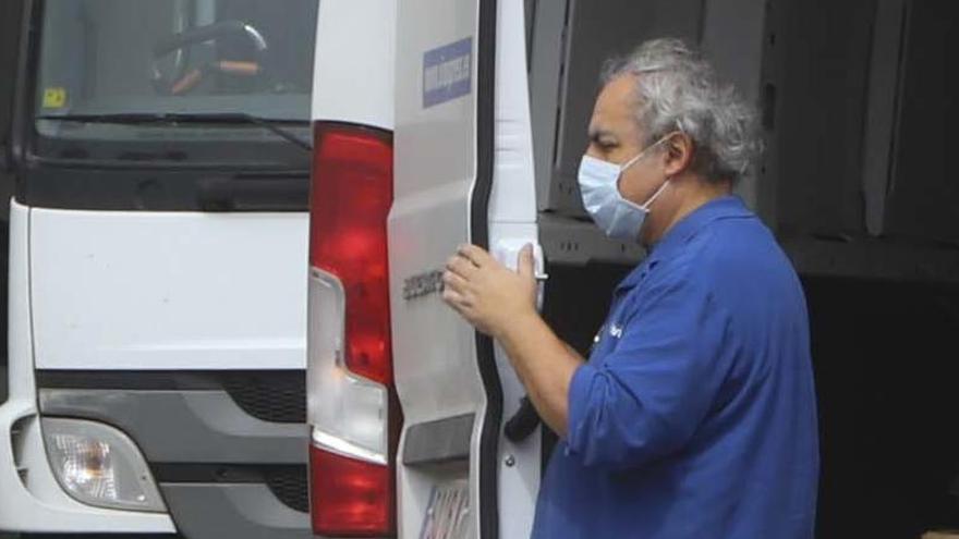 Un trabajador con mascarilla en Valencia.