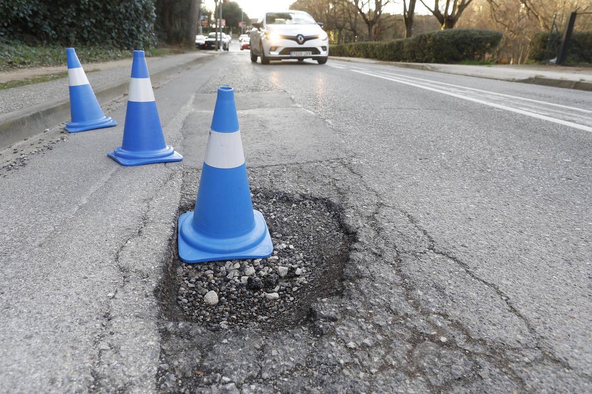 Cons senyalitzant els forats al carrer de l'esglesia de Sant Miquel.