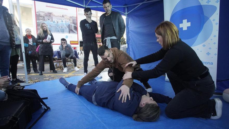 Míchel, Borja García i Toni Villa participen en un dels tallers del tràiler infermer de la Plaça Catalunya