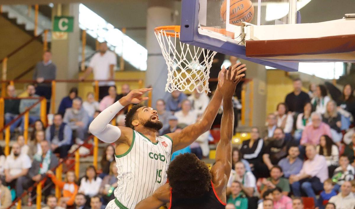 Kevin Schutte lucha por un balón.