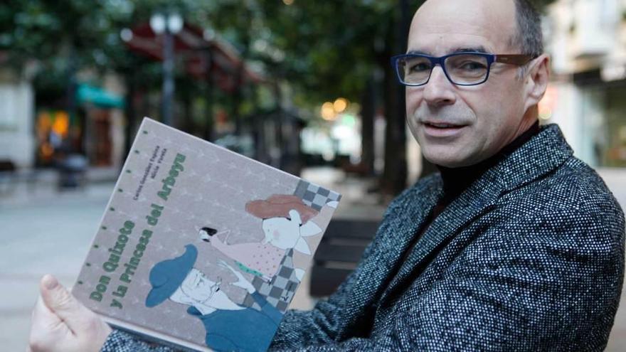 Carlos González Espina, con un ejemplar de su último libro.