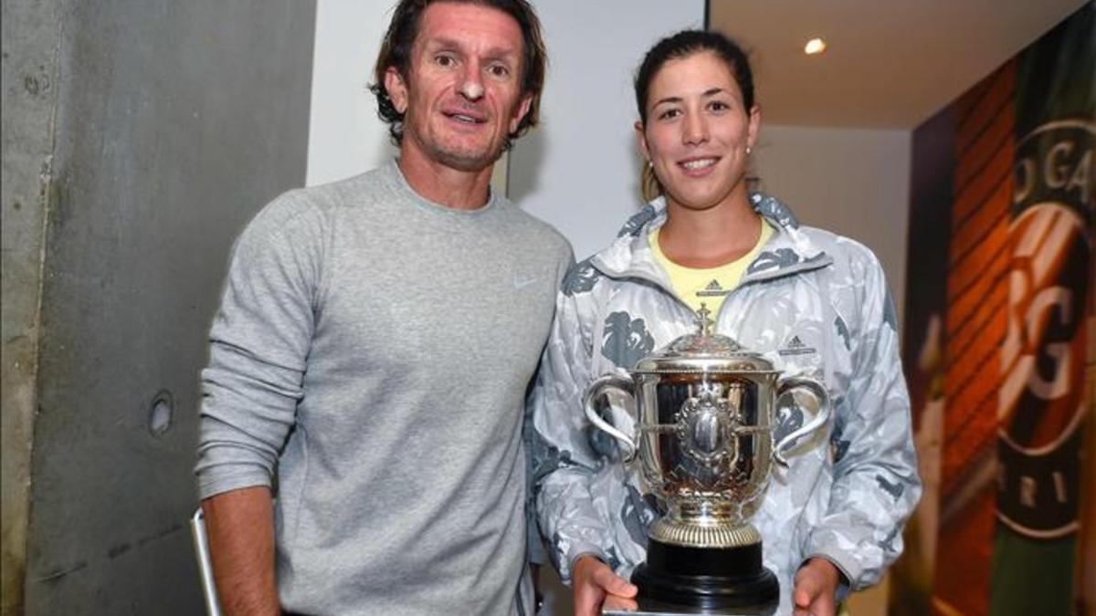 Sam Sumyk junto a Garbiñe Muguruza en el vestuario de Roland Garros