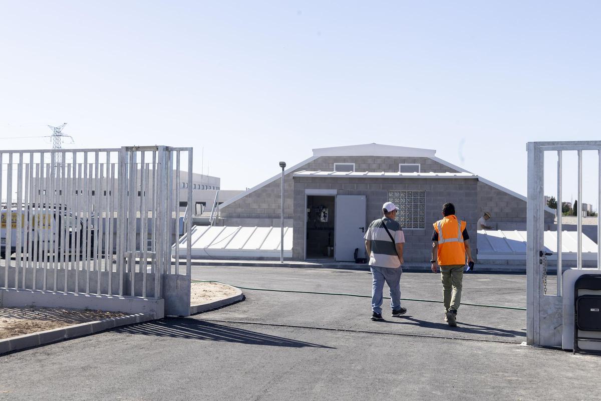 Acceso a los depósitos que se han levantado en la parte trasera de la desaladora