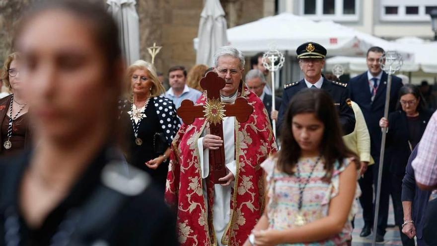 José Antonio Montoto porta el relicario del Lignum Crucis durante una procesión.