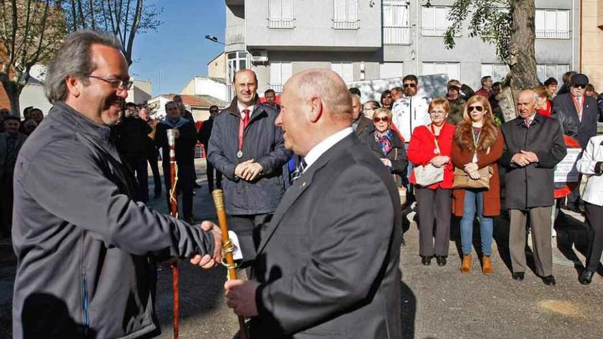 Guarido intercambia bastones con el alcalde de La Hiniesta en la romería de La Concha.