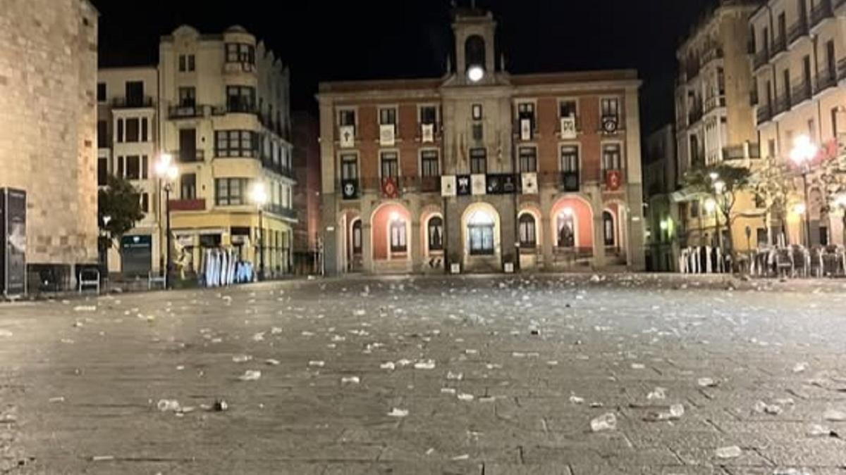 Basura acumulada en la Plaza Mayor el Domingo de Ramos