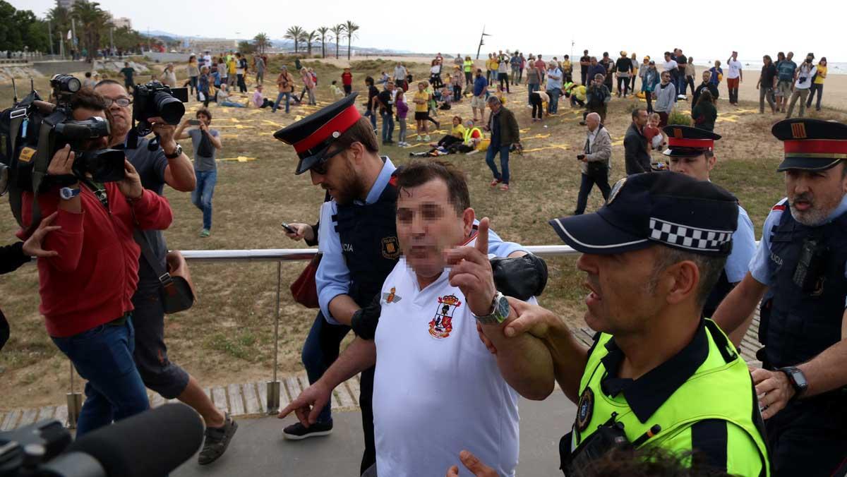  Unas cincuenta personas se reúnen con lazos amarillos en la playa de la capital del Maresme.