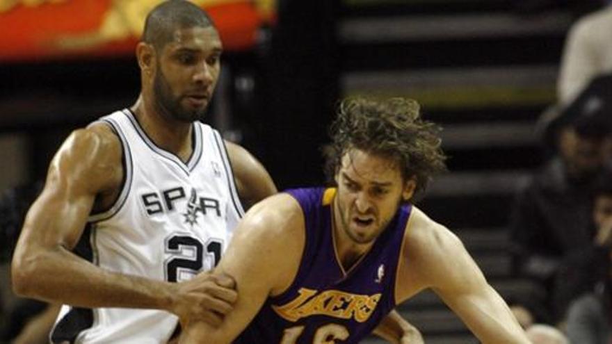 Tim Duncan defiende a Pau Gasol.