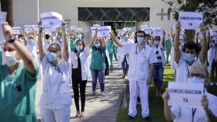 Los médicos se manifiestan en el exterior del HUC, en una fotografía de archivo, por la consolidación de sus puestos de trabajo. | | DELIA PADRÓN