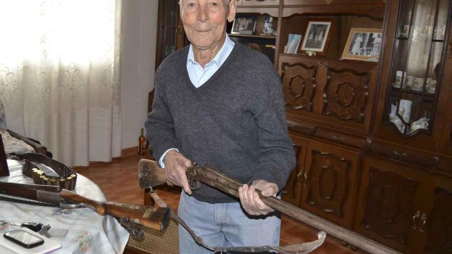 Valeriano Felipe Ferrero sostiene en sus manos una de las escopetas que ha utilizado para cazar.